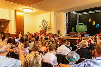 Warum der Gasthof in Mühlau noch immer geschlossen ist - Eine Ausnahmegenehmigung machte es möglich: Die 25 Mädchen und Jungen der ersten Klasse der Heinrich-Heine-Grundschule erleben im Saal des Gasthofes "Zur Linde" ihre Schulaufnahmefeier. 