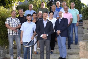 Warum der Gemeinderat Schönheide seine Ausschüsse jetzt zum vierten Mal neu besetzt - Der Gemeinderat von Schönheide mit Bürgermeister Thomas Lang. Seit der Wahl im Juni 2024 hat sich die Zusammensetzung von einigen der Fraktionen mehrfach geändert.