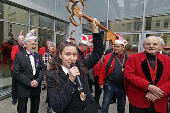 Warum der Glauchauer Carnevalsclub Veranstaltungen absagen muss - Die Präsidentin des Glauchauer Carnevalsclub, Eileen Scheibe, mit dem Rathausschlüssel.