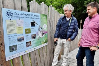 Warum der Große Teich ein Flughafen ist - Ornithologe Jens Hering (links) und André Oehler vom Landschaftspflegeverband Westsachsen vor einer der neuen Tafeln am Großen Teich.