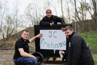Warum der halbe Ort auf ihr geheimnisvolles Hexenfeuer wartet - Adrian Siegert, Ben Thiel und Joel Bitterlich (v. l.) vom Jugendclub gehören zu den Organisatoren des geheimnisvollen Frohnauer Hexenfeuers. Spielt diesmal der Bergbau eine Rolle? 