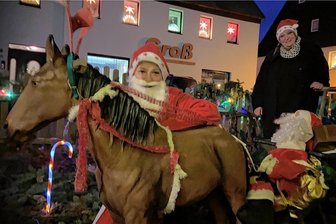 Warum der Heilige Nikolaus junge Nachahmer im Erzgebirge gefunden hat - Der Nikolaus von Crottendorf und seine Mama: Nico und Silke Müller.