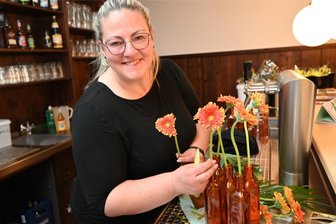 Warum der „Hirsch“ in Oederan keinen Mittagstisch mehr anbietet - Katrin Froese von Pipapo Kindercatering Freiberg und ihr Team kochen im „Hirsch“ für Kitas und Betriebe.