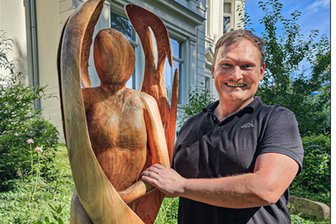 Warum der hölzerne Engel im Garten des Hospiz in Werdau etwas Besonderes ist - Skulpturenkünstler Marcus Malik hat einen Engel aus Holz für den Garten des Hospizes in Werdau gefertigt.
