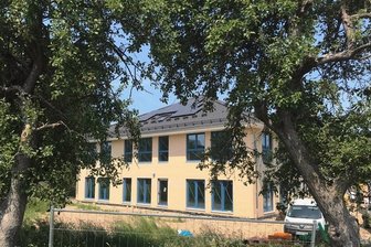 Warum der Hort in Burgstädt später bezogen wird - Hinter dem Bauzaun an der Göppersdorfer Straße sieht man schon, wie der neue Hort in Burgstädt aussieht. 
