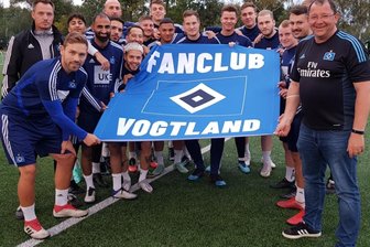Warum der HSV-Präsident den VFC Plauen eingeladen hat - Die Plauener Michael Ulbricht (vorn links) und Karsten Repert (rechts) haben die Einladung von HSV-Präsident Marcell Jansen (7. von rechts) mit großer Freude entgegengenommen. 