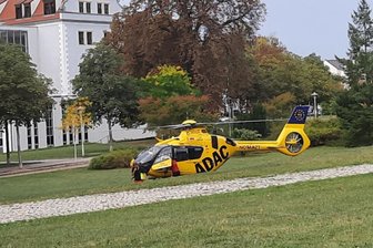 Warum der Hubschrauber zum Muldeparadies in Zwickau flog - Der ADAC-Hubschrauber landete am Sonntagmittag an der Zwickauer Mulde.