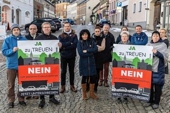 Warum der in Treuen geplante Rewe-Markt so umstritten ist - Diese Händler und Bürger wollen keinen Rewe: Kristin Franda und Mandy Krutzsch, Jens Wirt und Olaf Strobel, Romy Strobel, Kristin Hendel, Heiko und Judith Hummel, Rüdiger Strauß, Thomas Koch.