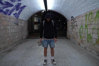Warum der Kapitän des Chemnitzer FC nachts durch die Innenstadt schleicht - Der Mann im Kapuzenpulli, der die Chemnitzer Innenstadt mit Plakaten für den CFC überzieht, gibt sich schließlich als Kapitän Tobias Müller zu erkennen.