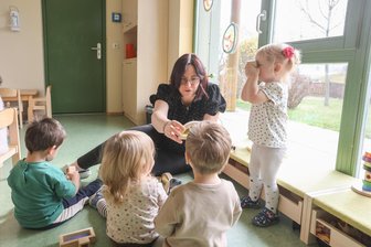 Warum der Komsa-Betriebskindergarten in Hartmannsdorf plötzlich freie Plätze hat - Erzieherin Bianca Pick beim Spiel mit Krippenkindern im Kinderhaus „Weltenbaum“ in Hartmannsdorf. Dort gibt es freie Plätze.