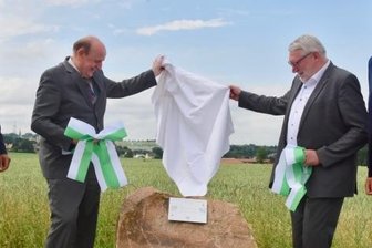 Warum der Kreis Mittelsachsen schrumpft - Jens Hinkelmann und Landrat Christoph Scheurer vom Landkreis Zwickau sowie Mittelsachsens Landrat Matthias Damm und Steve Sarfert, stellvertretender Mühlauer Bürgermeister (von links), enthüllen den Findling. 