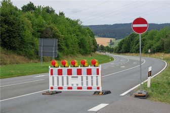 Warum der Landkreis den Zwönitzer Autobahnzubringer in einer Hauruckaktion flickt - Seit Mittwoch halbseitig gesperrt: der Autobahnzubringer Zwönitz kurz nach der Abfahrt Stollberger Straße.