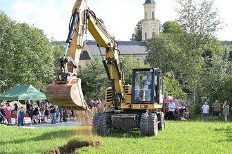Warum der Landrat im Erzgebirge baggert - Landrat Rico Anton (im Bild) und Stollbergs OB Marcel Schmidt wagten sich in den Bagger.