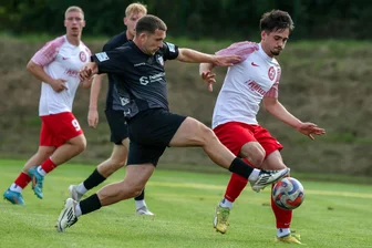 Warum der Meeraner SV im Testspiel für die Niederlage des FSV Zwickau in Eilenburg „büßen“ musste – und sich trotzdem freute - Nick Breitenbücher (links) erzielte für den FSV Zwickau gegen Meerane drei Treffer.