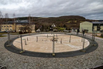 Warum der Musikbrunnen am Kurpark in Bad Schlema auch in diesem Sommer schweigt - Im Februar hatten die Sanierungs- und Reparaturarbeiten am Musikbrunnen begonnen, großartig verändert hat sich der Anblick seitdem nicht.