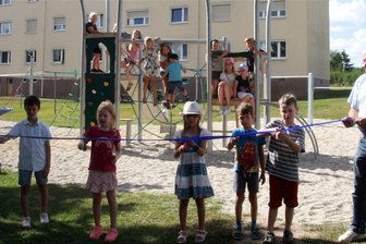 Warum der neue Coschützer Spielplatz zum Vier-Jahres-Projekt wurde - Bürgermeister Axel Markert (links) und Ortsvorsteher Andreas Oberlein (beide SPD) hielten zur Spielplatzfreigabe in Coschütz das Band, welches die Kinder durchschnitten.