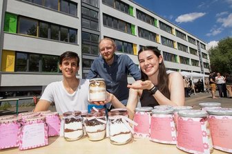 Warum der neue Montessori-Schulcampus in Plauen in vielerlei Hinsicht einmalig ist - Um Geld für den Schulverein zu akquirieren, ließen sich Louis Müller und Elsa Marlene Müller eine Kuchenbackmischung im Glas einfallen. Da gelingt auch Christian Gößl, Leiter des Beruflichen Gymnasiums (Mitte), ein Gebäck.