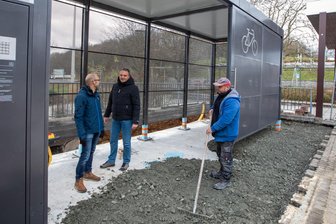 Warum der Obere Bahnhof in Plauen eine Fahrrad-Garage, nicht aber den dringend benötigten Toilettencontainer bekommt - Vorm Oberen Bahnhof entsteht eine Fahrrad-Garage: Rathaus-Verkehrsplaner Hagen Brosig, Steffen Schmalfuß vom Tiefbau und Jörg Braun (von links) von der Weischlitzer Tiefbau und Umweltschutz GmbH bereiten das Depot vor.