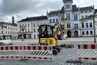 Warum der Oelsnitzer Marktplatz aufgegraben werden muss - Am Marktplatz in Oelsnitz wird noch bis Ende Mai gebaut.