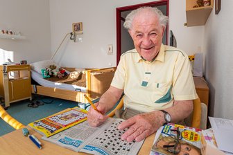 Warum der Olbernhauer Max Benke ins Pflegeheim zog, obwohl er noch fit ist - Max Benke ist vielseitig interessiert. Besonders gern löst der 89-jährige Olbernhauer Rätsel. Aber auch im Heimchor singt er mit.