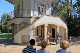 Warum der Opa der Sängerin als Duett-Partner einspringt - Miriam Leibfried und Bernd Dörffel vor dem Teehaus. 