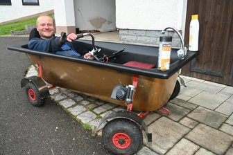 Warum der Ortsvorsteher von Kleinhartmannsdorf in einer Badewanne durchs Dorf düst - Marcel Möckel ist als Ortsvorsteher in einer Eigenbau-Rennbadewanne unterwegs.