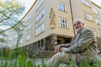 Warum der Pestalozzi-Eingang am Rodewischer Gymnasium einen anderen Namen tragen sollte - Dr. Friedrich Petermann will dem früheren Rodewischer Bürgermeister Otto Pfeifer (1892 - 1942) eine Gedenktafel am Pestalozzi-Gymnasium spendieren. Hinter dem Abbild einer steinernen Figur steckt eine verwirrend spannende Geschichte.
