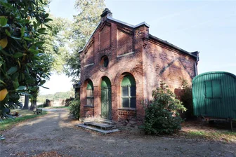 Warum der Pölbitzer Friedhof ohne Toilette auskommen muss - Die Trauerhalle auf dem Pölbitzer Friedhof wird seit Jahren nicht genutzt. Das Gebäude bedarf einer Sanierung.