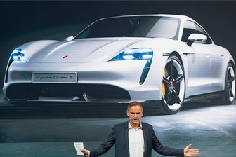 Warum der Porsche-Chef im Volkswagen-Konzern an die Spitze aufsteigt - Porsche hat unter seinem Chef Oliver Blume mit dem Taycan ein Erfolgsmodell auf den Markt gebracht. Blume rückt nun an die Spitze des VW-Konzerns, bleibt aber auch Porsche als Chef erhalten. 