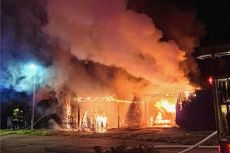 Warum der Prozess um Carport- und Autobrände in Chemnitz platzte - Immer wieder brannten im Spätsommer 2020 Autos und Carports in Chemnitz, wie hier am 26. August 2020 in Borna-Heinersdorf. Die Staatsanwaltschaft klagte dafür einen 51-jährigen Chemnitzer an. Vor Gericht verantworten muss sich der Mann dafür aber nun doch nicht. 