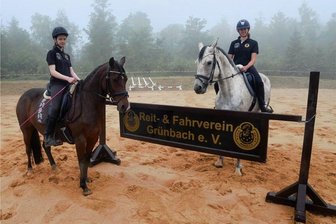 Warum der Reitplatz in Grünbach mit zwei Jahren Verspätung eingeweiht wird - Elena Dobeck auf Very Krazy (links) und Jugendwart Sophie Kalf auf Lancara bereiten sich auf dem Reitplatz auf das Fest am Samstag vor.
