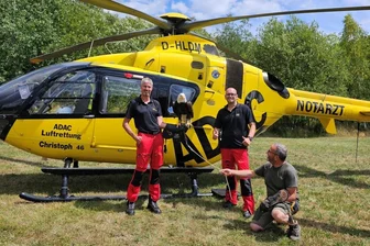 Warum der Rettungshubschrauber nahe der Plauener Falknerei landen musste - „Christoph 46“ landete in dieser Woche nahe der Falknerei Herrmann in Reißig. Nach getaner Arbeit gab‘s ein Foto mit Adler.