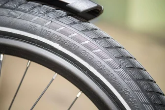 Warum der richtige Reifendruck beim Fahrrad so wichtig ist - Zu wenig Luft? Zu viel? Der richtige Reifendruck steht meist direkt auf der Reifenflanke.