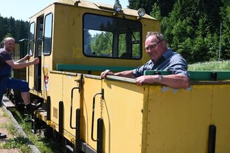 Warum der Schienenexpress stillsteht - Danny Jokisch, der stellvertretende Vorsitzende des Fördervereins Historische Westsächsische Eisenbahnen (l.) und Vereinsmitglied Frank Dehnel an einer der Draisinen, die den Wernesgrüner Schienenexpress ziehen, wenn er nach Hammerbrücke fährt.