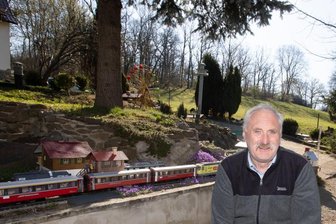 Warum der Schweizer Glacier-Express durch Plauen rollt - Kurz vor Ostern machte Bernd Kießling seine Gartenbahn an der Oelsnitzer Straße in Plauen wieder startklar. Besucher brauchen nur rechts den Schalter zu drücken, dann fahren mitunter vier Züge auf der 30 mal 6 Meter großen Bahn, die durch die private Einfahrt geteilt ist.  
