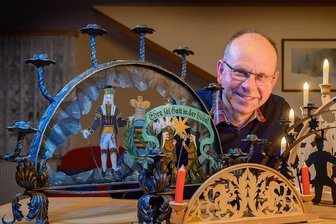 Warum der Schwibbogen im Erzgebirge zu Hause ist - Harald Teller mit Stücken aus seiner Sammlung. Der Forscher entstammt der Familie, die vor 280 Jahren den ersten Schwibbogen baute.