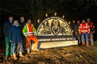 Warum der Schwibbogen von Schönerstadt nicht nur zur Weihnachtszeit leuchtet - Ein ganzes Dorf steht hinter dem Schwibbogen-Projekt: Schönerstadt hat ein neues Wahrzeichen.