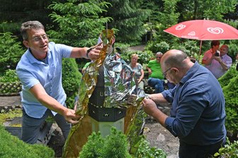 Warum der Siebenlehner Wasserturm jetzt im Klein Erzgebirge in Oederan steht - Ronny Erfurt vom Förderverein und Michael Keller vom Verein Klein Erzgebirge (l.) enthüllen das Modell vom Wasserturm.