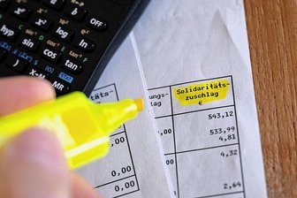 Warum der Soli nicht gegen die Verfassung verstößt - Muss von einem Teil der Einkommenssteuerpflichtigen entrichtet werden: der Solidaritätszuschlag.