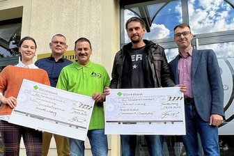 Warum der Spendenlauf des Luthergymnasiums Frankenberg eine Neuauflage erlebt - Schülerin Jasmin Porstmann, Ingo Pezold, Mike Sonntag, Volker Berger und Oliver Gerstner (v.l.) am Martin-Luther-Gymnasium Frankenberg: Nach dem ersten Spendenlauf des Gymnasiums erhielten Heimverbund Sonneneck/Immenhof und der Tierschutzverein Frankenberg je 2222 Euro. 