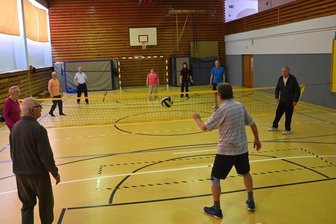 Warum der Sportfußboden erst jetzt repariert wird - Eine Herzsportgruppe trifft sich montags in der Sporthalle an der Rathausstraße. Der Fußboden ist kaputt und soll repariert werden. 