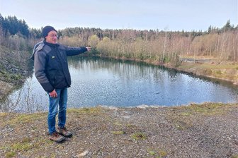 Warum der Steinbruch Haselmühle in Schöneck nicht zur Müllkippe verkommt - Dirk Kaiser am ehemaligen Schönecker Steinbruch an der Haselmühle. Eine Interessengemeinschaft kümmert sich ganzjährig darum, dass das Areal nicht im Müll versinkt.