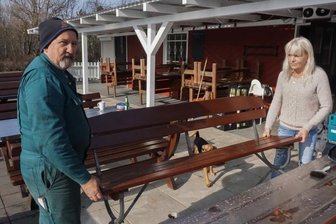 Warum der Strand-Imbiss an der Talsperre Pirk verkauft wird - Sabine Wurzer (rechts), die Betreiberin vom Strand-Imbiss an der Talsperre Pirk, mit ihrem Ehemann Markus Wurzer. Sie suchen einen Nachfolger.