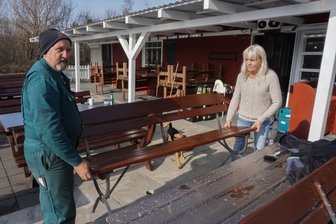 Warum der Strandimbiss an der Pirk verkauft wird - Sabine Wurzer (rechts), die Betreiberin des Strandimbiss an der Talsperre Pirk, mit ihrem Ehemann Markus Wurzer. Sie suchen einen Nachfolger. 