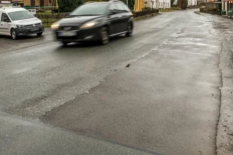 Warum der Straßenausbau in Borstendorf stockt - An dieser Stelle in der August-Bebel-Straße endet der bereits erneuerte Straßenabschnitt. Für den weiteren Ausbau fehlen Gelder.