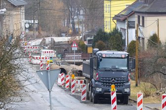 Warum der Straßenbau im Erzgebirge ins Stocken gerät - Die Herolder Straße in Ehrenfriedersdorf ist seit April vergangenen Jahres gesperrt. Gebaut wird auf der wichtigen Verkehrsverbindung voraussichtlich noch bis Ende 2025.