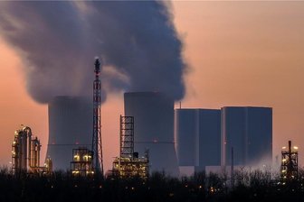 Warum der Strompreis so durch die Decke geht - Das Braunkohlekraftwerk in Lippendorf bei Leipzig. Diese Kraftwerke tragen den Brennstoff für weniger als drei Cent pro Kilowattstunde aus der Erde, profitieren aber derzeit vom hohen Börsenpreis.
