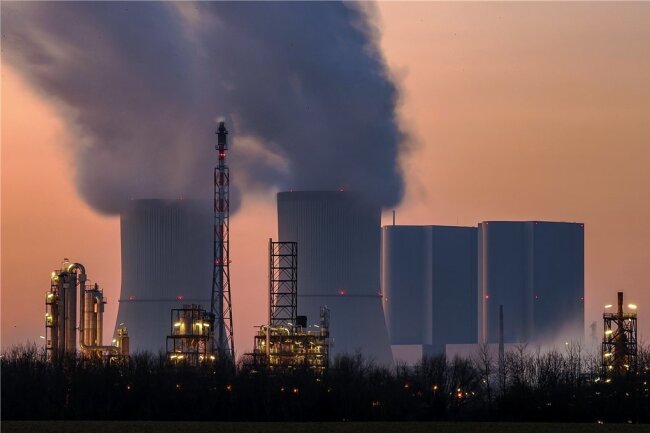 Warum der Strompreis so durch die Decke geht - Das Braunkohlekraftwerk in Lippendorf bei Leipzig. Diese Kraftwerke tragen den Brennstoff für weniger als drei Cent pro Kilowattstunde aus der Erde, profitieren aber derzeit vom hohen Börsenpreis. 