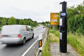 Warum der „Super-Blitzer“ von Siebenlehn weiter teure Fotos macht - Der stationäre Blitzer an der B 101 nahe dem Autobahnabzweig Siebenlehn Höhe Möbel Mahler wird auch in den kommenden vier Jahren in Betrieb sein.