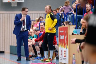 Warum der Trainer der HSG Sachsenring im feinen Zwirn an der Seitenlinie stand - Das Foto zeigt HSG-Sachsenring-Trainer Eric Pohl (links) und den reaktivierten Torhüter Philipp Hübner.